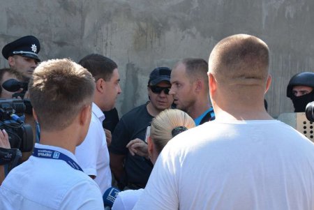 Стройка на Каманина: мирная акция переросла в столкновения, есть пострадавшие (дополнено, фото)