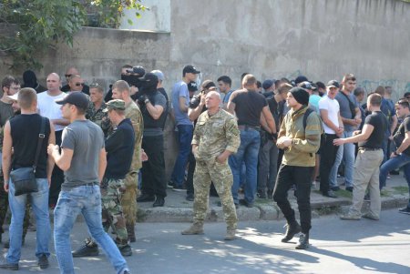 Стройка на Каманина: мирная акция переросла в столкновения, есть пострадавшие (дополнено, фото)