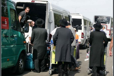 Хасиды «оккупировали» Одесский аэропорт (фоторепортаж)
