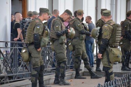 Полиция защитила правопорядок на Думской площади ценой 36 пострадавших (обновлено) (фоторепортаж)