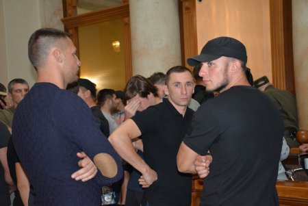 Полиция защитила правопорядок на Думской площади ценой 36 пострадавших (обновлено) (фоторепортаж)