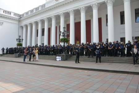 Полиция защитила правопорядок на Думской площади ценой 36 пострадавших (обновлено) (фоторепортаж)