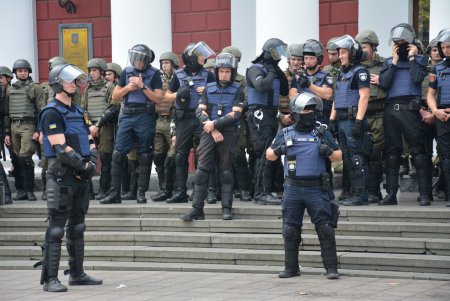 Полиция защитила правопорядок на Думской площади ценой 36 пострадавших (обновлено) (фоторепортаж)