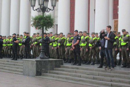 Полиция защитила правопорядок на Думской площади ценой 36 пострадавших (обновлено) (фоторепортаж)