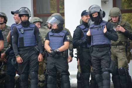 Полиция защитила правопорядок на Думской площади ценой 36 пострадавших (обновлено) (фоторепортаж)