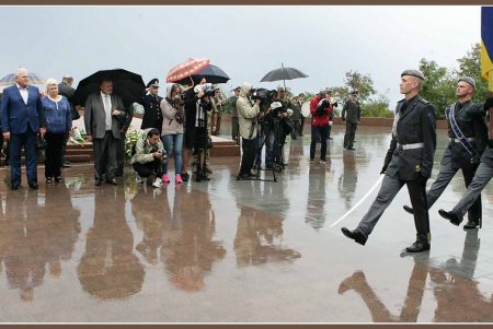 В честь партизан в Одессе возлагали цветы и салютовали (фоторепортаж)