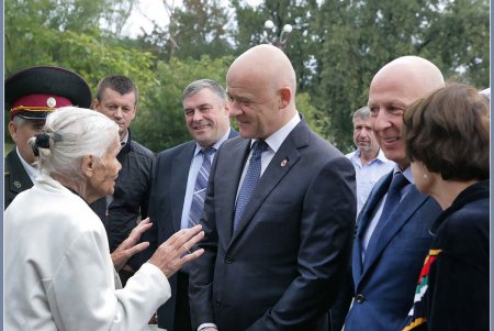 В честь партизан в Одессе возлагали цветы и салютовали (фоторепортаж)