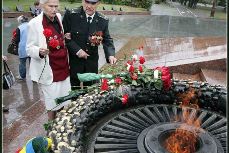В честь партизан в Одессе возлагали цветы и салютовали (фоторепортаж)