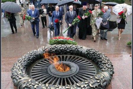 В честь партизан в Одессе возлагали цветы и салютовали (фоторепортаж)
