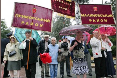 В честь партизан в Одессе возлагали цветы и салютовали (фоторепортаж)
