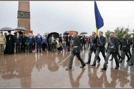В честь партизан в Одессе возлагали цветы и салютовали (фоторепортаж)