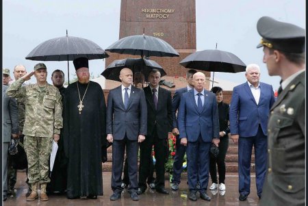 В честь партизан в Одессе возлагали цветы и салютовали (фоторепортаж)
