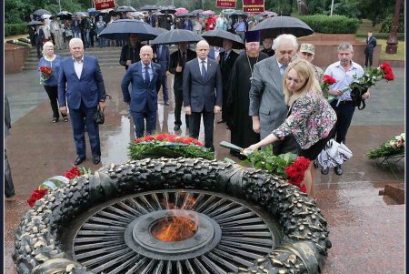 В честь партизан в Одессе возлагали цветы и салютовали (фоторепортаж)