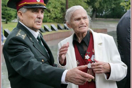 В честь партизан в Одессе возлагали цветы и салютовали (фоторепортаж)