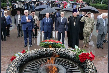 В честь партизан в Одессе возлагали цветы и салютовали (фоторепортаж)