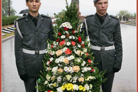 В честь партизан в Одессе возлагали цветы и салютовали (фоторепортаж)