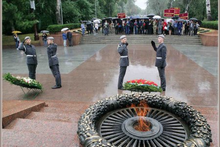 В честь партизан в Одессе возлагали цветы и салютовали (фоторепортаж)