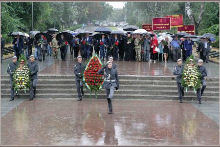 В честь партизан в Одессе возлагали цветы и салютовали (фоторепортаж)