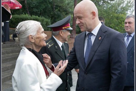 В честь партизан в Одессе возлагали цветы и салютовали (фоторепортаж)