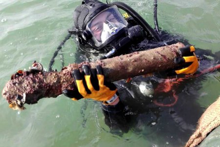 Одесские водолазы поднимают со дна Черного моря боеприпасы времен Второй мировой (фото)
