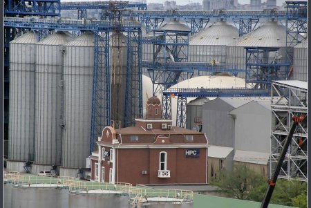 Трудяга порт на излете лета (фоторепортаж)