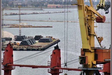 Трудяга порт на излете лета (фоторепортаж)