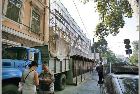 Возле Железнодорожного вокзала Одессы засекли «секретное» строительство (фоторепортаж)