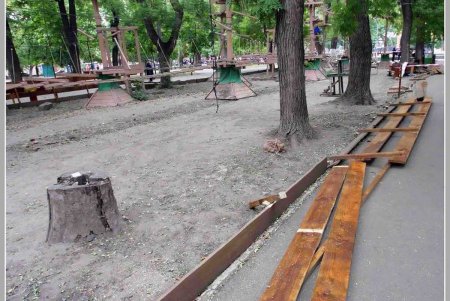 «Летучий голландец» улетучивается из Старобазарного сквера (фоторепортаж)