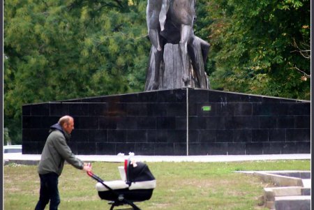 «Летучий голландец» улетучивается из Старобазарного сквера (фоторепортаж)