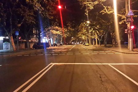 Коммунальщики «прихорашивают» дороги на Академика Филатова (фото)