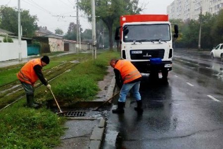 Одесские коммунальщики оперативно ликвидировали последствия затяжного дождя (фото)