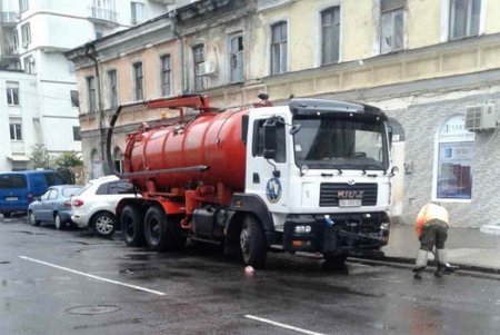 Одесские коммунальщики оперативно ликвидировали последствия затяжного дождя (фото)