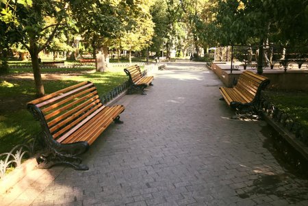 Одессит установил в Горсаду скамейки в подарок любимому городу, родителям и тете (фото)