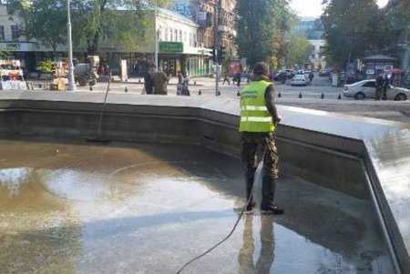Одесские фонтаны готовят к спячке (фото)