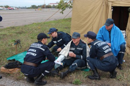 Одесские спасатели «тушили» пожар в  самолете, вспыхнувшем при заходе на посадку (фото) 