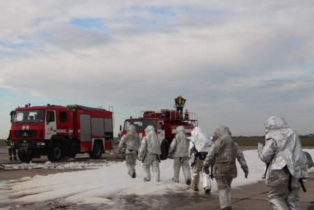 Одесские спасатели «тушили» пожар в  самолете, вспыхнувшем при заходе на посадку (фото) 