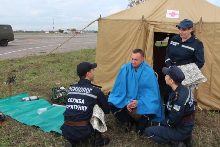 Одесские спасатели «тушили» пожар в  самолете, вспыхнувшем при заходе на посадку (фото) 