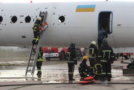 Одесские спасатели «тушили» пожар в  самолете, вспыхнувшем при заходе на посадку (фото) 