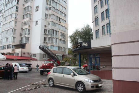 Спасатели «тушили» пожар в высотке на Лидерсовском бульваре (фото)