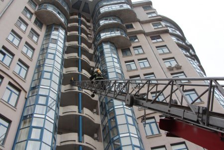 Спасатели «тушили» пожар в высотке на Лидерсовском бульваре (фото)