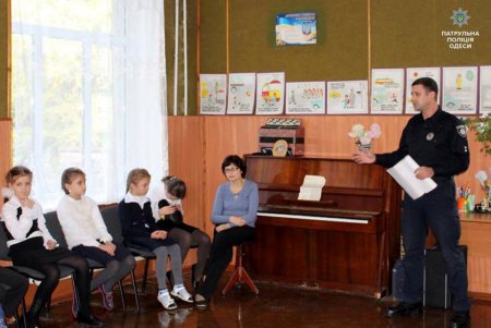 Одесские патрульные разучивали дорожный алфавит с воспитанниками школы-интерната (фото)