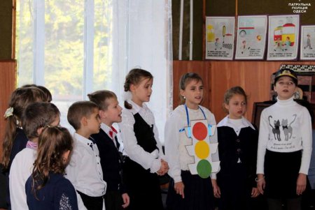 Одесские патрульные разучивали дорожный алфавит с воспитанниками школы-интерната (фото)