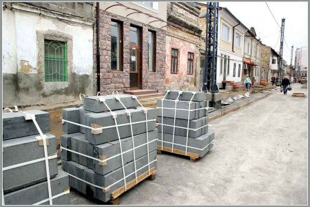 У Староконного базара восстанавливают «столбовых предков» (фоторепортаж)