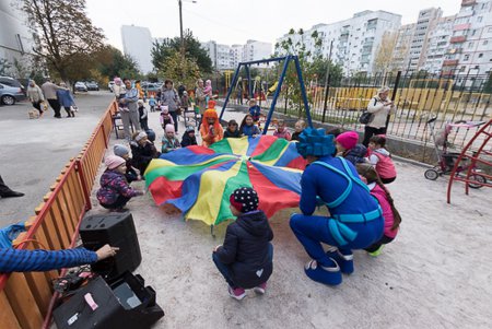 На поселке Котовского социально активные одесситы «возродили» детскую площадку (фото)