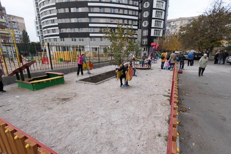 На поселке Котовского социально активные одесситы «возродили» детскую площадку (фото)
