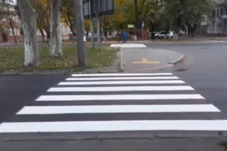 Коммунальщики обновили разметку в районе Адмиральского проспекта (фото)