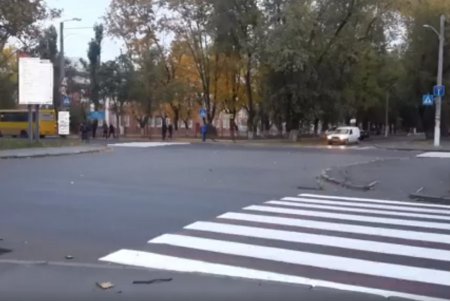 Коммунальщики обновили разметку в районе Адмиральского проспекта (фото)