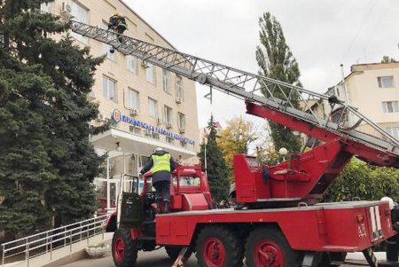 Из здания Приморской райадминистрации «эвакуировали» людей (фото)
