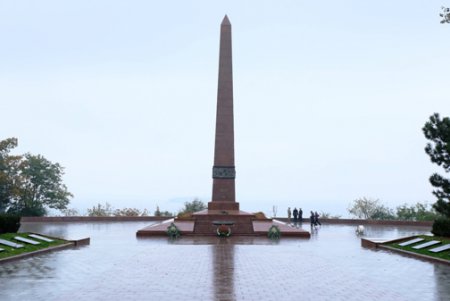 На Аллее Славы прошли официальные мероприятия к 73-й годовщине освобождения Украины (фото)