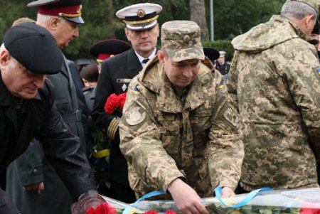 На Аллее Славы прошли официальные мероприятия к 73-й годовщине освобождения Украины (фото)